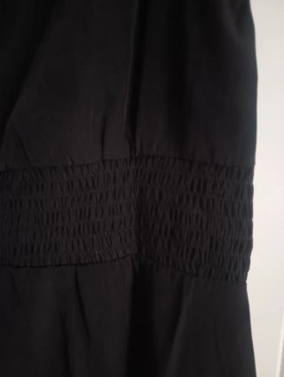 Vestido negro corto con cremallera