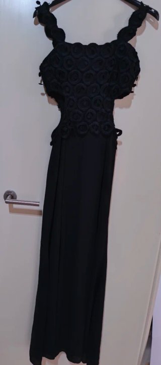 Vestido vintage negro con aperturas