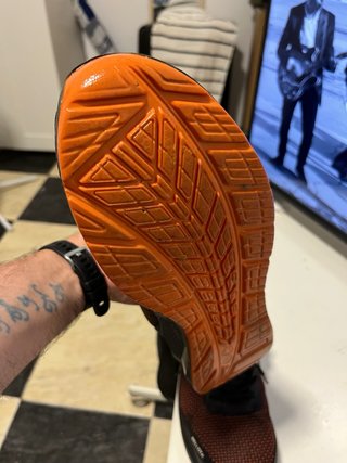 Zapatos de seguridad Bellota negros y naranjas