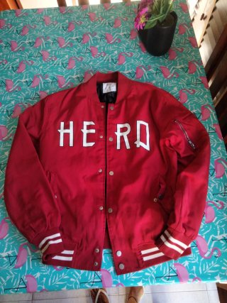 Chaqueta bomber roja con letras blancas