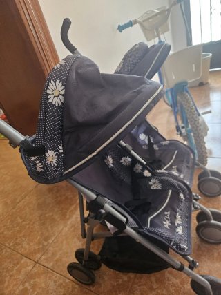 Carrito de bebé doble con estampado floral