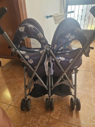 Carrito de bebé doble con estampado floral