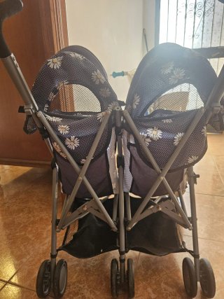 Carrito de bebé doble con estampado floral