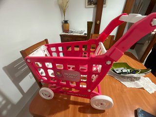 Carro de compras de juguete rosa