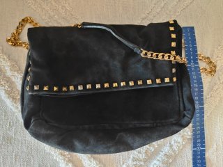 Bolso piel negro tachuelas doradas