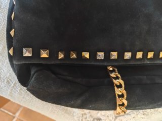 Bolso piel negro tachuelas doradas
