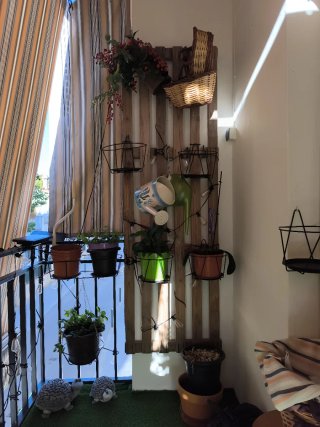 Jardinera de madera con cestas