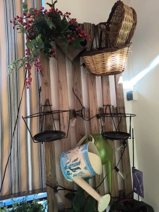Jardinera de madera con cestas