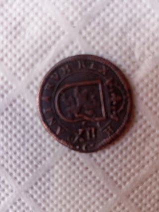 Moneda antigua con escudo y corona