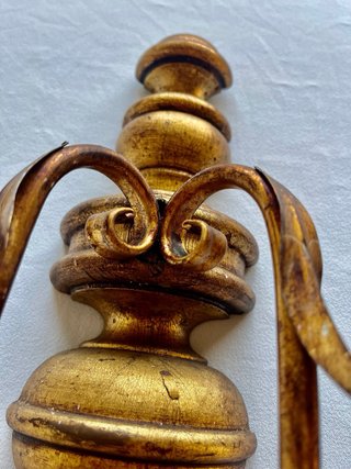 Antiche applique in legno e metallo