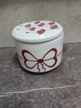 Bonita bombonera o caja decorativa de cerámica