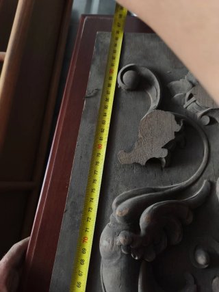 Puerta antigua tallada con escudo