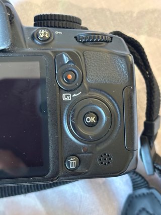 Nikon D3100 + Objetivo 18-55mm + Cargador