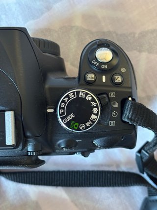 Nikon D3100 + Objetivo 18-55mm + Cargador