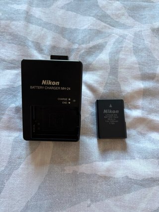 Nikon D3100 + Objetivo 18-55mm + Cargador