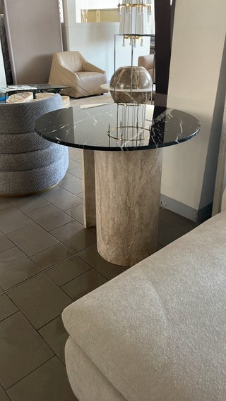 Tavolo rotondo marmo Nero Armani e travertino