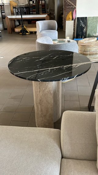Tavolo rotondo marmo Nero Armani e travertino