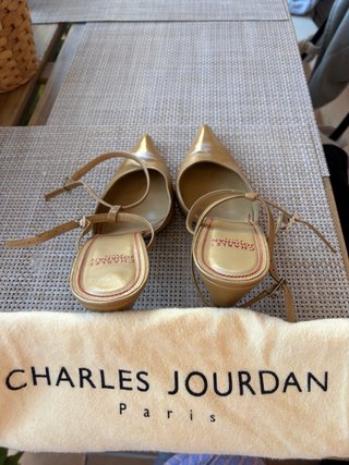 Zapatos de salón Charles Jourdan dorados, piel