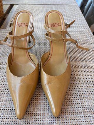 Zapatos de salón Charles Jourdan dorados, piel