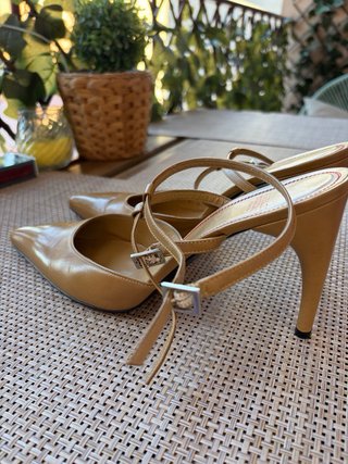 Zapatos de salón Charles Jourdan dorados, piel