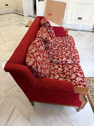 Sofá rojo con estampado floral