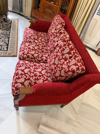 Sofá rojo con estampado floral