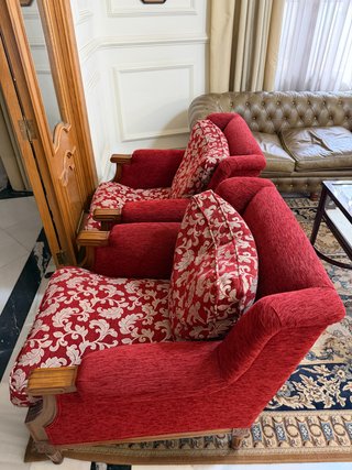 Sofá rojo con estampado floral