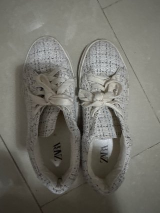 Zapatillas Zara beige con rayas negras