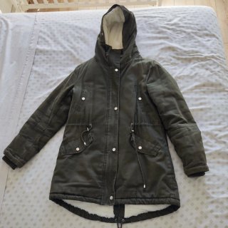 Parka verde caqui Pull & Bear con borreguito