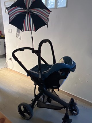 Carro de bebé con capazo y sombrilla