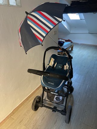 Carro de bebé con capazo y sombrilla
