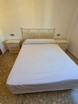 Cama con somier con ruedaa, 2 mesitas y cabecero