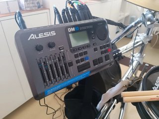 Batería Electrónica Alesis DM10 + Accesorios
