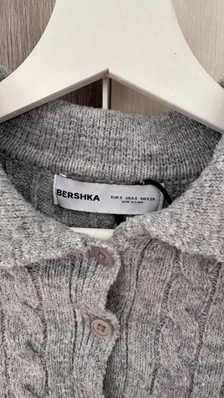 Jersey Bershka gris trenzado talla S