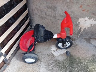 Triciclo infantil rojo y negro