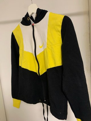 Chaqueta Nike Negra y Amarilla