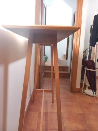 Mesa alta de madera