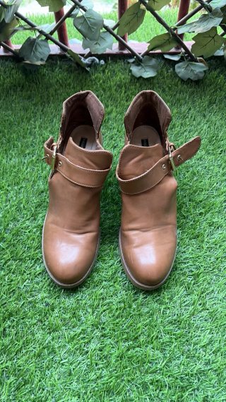 Botines marrones con hebilla Talla 40