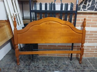 Cabezal cama madera maciza para cama de 135cm.