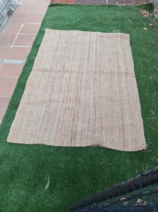 Alfombra de yute beige y marrón