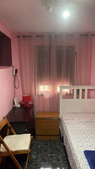 .alquiló una habitación comoda