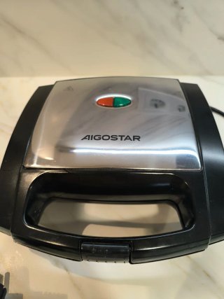 Sandwichera Aigostar con fallo estético