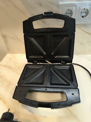 Sandwichera Aigostar con fallo estético