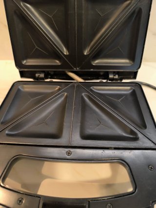 Sandwichera Aigostar con fallo estético
