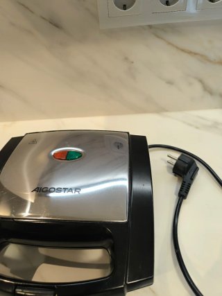 Sandwichera Aigostar con fallo estético