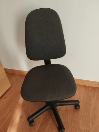 Silla de oficina gris y negra