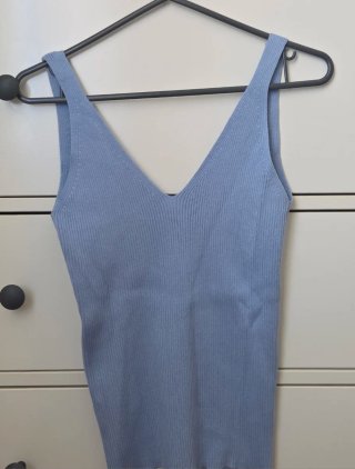 Camiseta de punto azul con escote pico