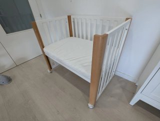 Cuna KOYA Kinderkraft (madera blanca y natural).