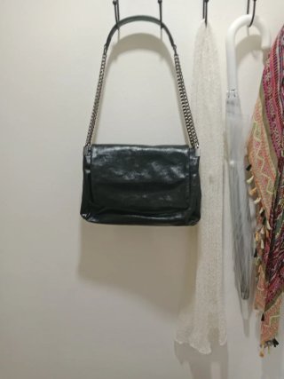Bolso negro con cadena