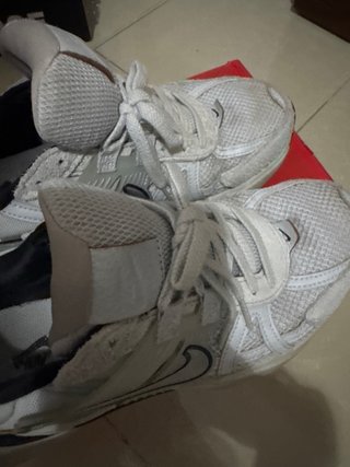 Zapatillas Nike grises y blancas